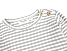 Nærbillede af stribet top fra Lil\' Atelier i limestone med knapper ved skulder